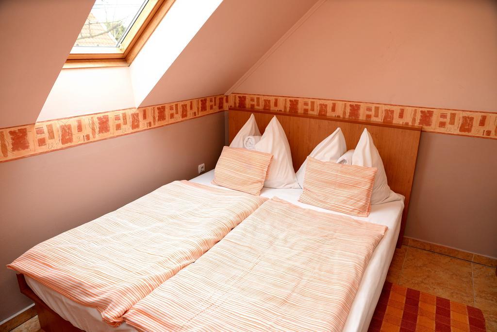Vila Abbazia Apartman Gyula Pokoj fotografie